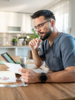 soignant regardant son attestation rcp