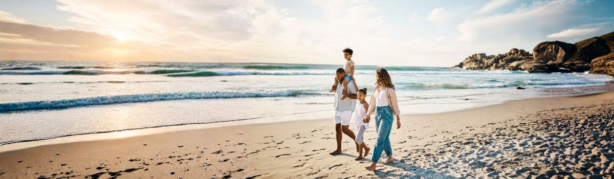 Succession, transmission & patrimoine - Famille sereine sur une belle plage - MACSF