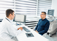 Un médecin discute avec un patient assis dans un cabinet médical - MACSF