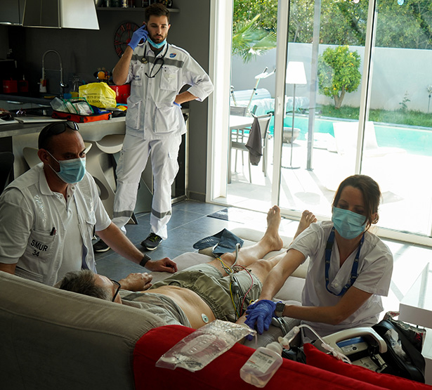 Une équipe du SMUR soigne un patient à son domicile - MACSF