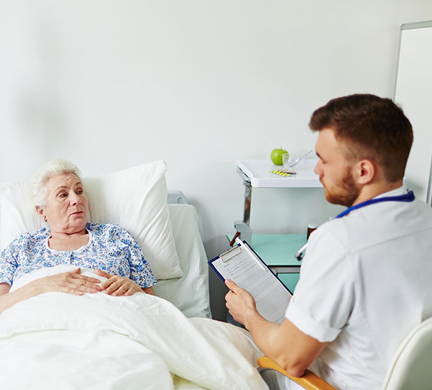 Un professionnel de santé discute avec une femme hospitalisée - MACSF