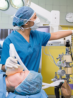 Surveillance d'une patiente par une femme anesthésiste pendant une opération - MACSF