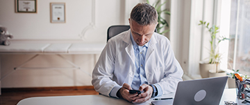 Un professionnel de santé regarde son téléphone - MACSF
