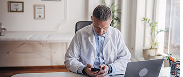 Un professionnel de santé regarde son téléphone - MACSF