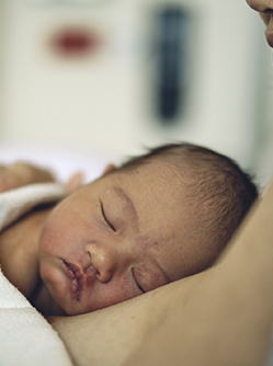 Un nouveau-né installé en peau à peau endormi sur sa mère à l'hôpital - MACSF