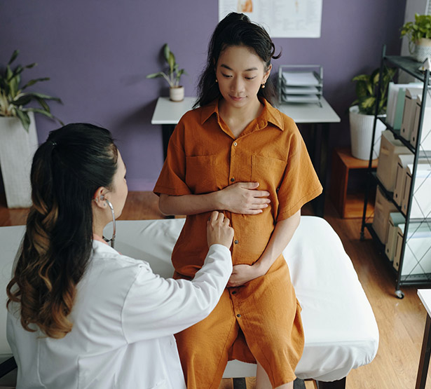 Une sage-femme et une patiente lors d'un examen prénatal - MACSF