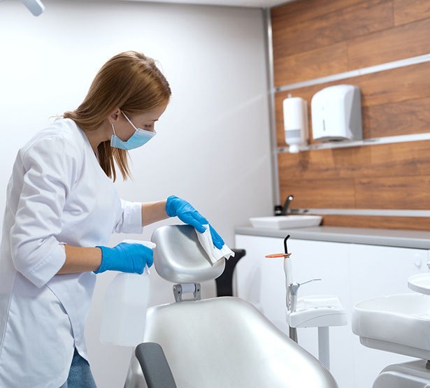 Une chirurgien-dentiste nettoie le fauteuil du cabinet - MACSF