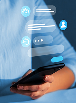 Une femme chat avec un chatbot sur son téléphone - MACSF