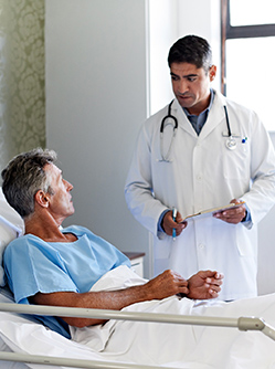 Un médecin écoute un patient alité à l'hôpital - MACSF