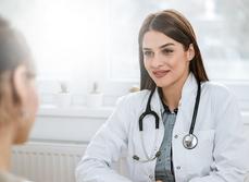 Un médecin femme en consultation avec sa patiente | MACSF