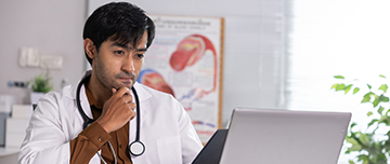 Un jeune médecin en téléconsultation devant son ordinateur - MACSF
