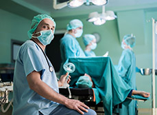 Un médecin anesthésiste dans une salle d'opération - MACSF