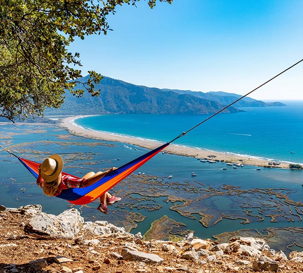 Une femme dans un hamac en bord de mer - MACSF