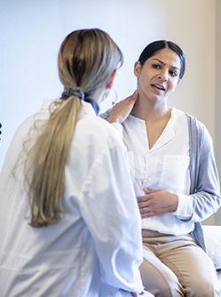 Le médecin écoute la patiente qui lui indique une douleur au cou - MACSF