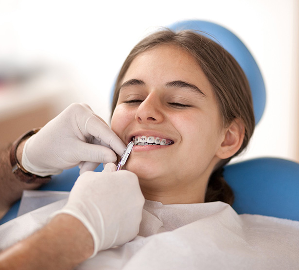 Vérification des bagues orthodontiques d'une adolescente par le chirurgien-dentiste - MACSF