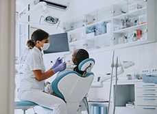 Une femme chirurgien-dentiste s'apprête à prodiguer des soins à une patiente - MACSF