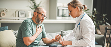 Une femme médecin consulte un patient à domicile - MACSF