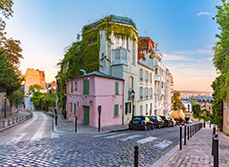 Immeubles ensoleillés dans une rue de Montmartre à Paris - MACSF