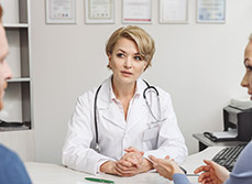 Une femme médecin en consultation - MACSF