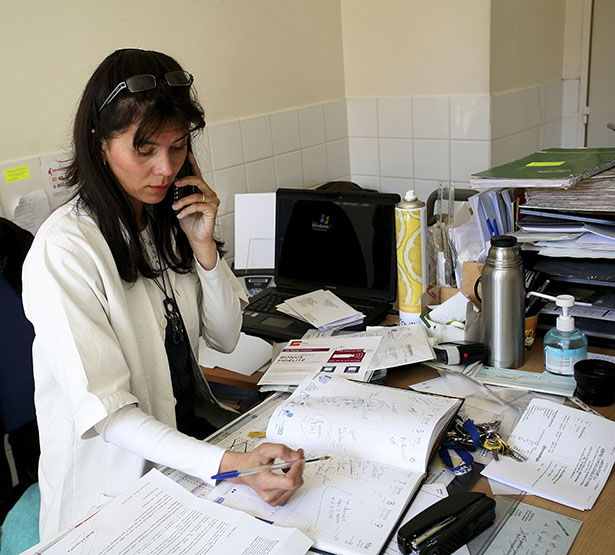 Une secrétaire médicale au téléphone consulte le carnet de rendez-vous - MACSF