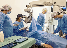 Une équipe de chirurgiens au bloc opératoire - MACSF