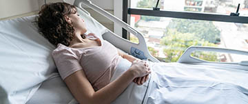 Une patiente dans un lit d'hôpital - MACSF