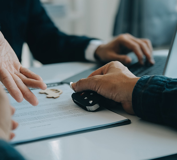 Echange d'une clé de véhicule lors de la signature d'un contrat - MACSF