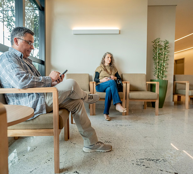 Un homme et une femme patiente dans la salle d'attente du médecin - MACSF
