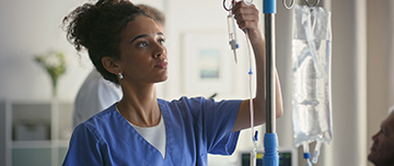 Une infirmière règle le débit d'une perfusion - MACSF