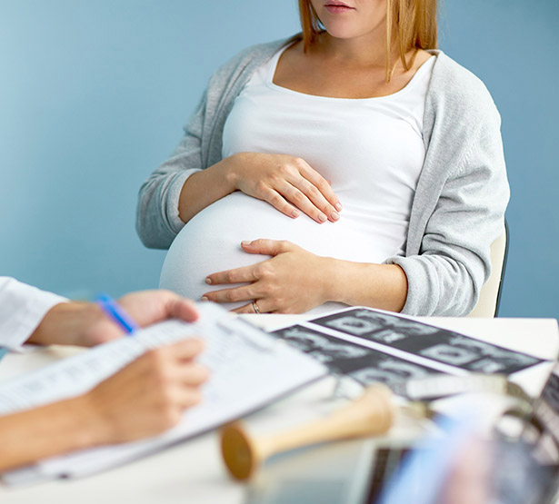 Une femme enceinte consulte un médecin - MACSF