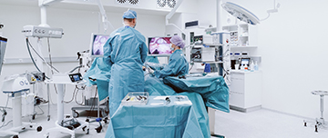 Équipe médicale pratiquant un intervention au bloc opératoire - MACSF