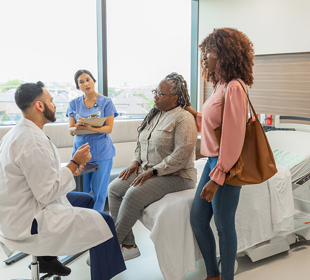 Une patiente et sa fille écoutent le médecin à l'hôpital - MACSF