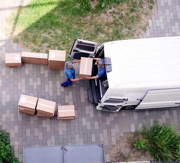 Deux déménageurs sortent des cartons de leur camion - MACSF