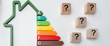 Etiquettes de classes énergétiques avec des points d'interrogation sur des cubes - MACSF