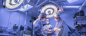 Equipe de chirurgien au bloc opératoire - MACSF