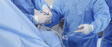 Deux chirurgiens orthopédiques pratiquent une ligamentoplastie du genou sous arthroscopie - MACSF