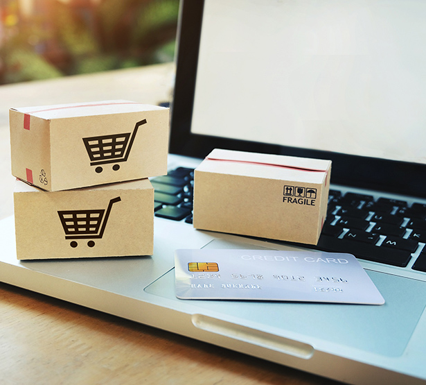 Une carte de crédit et des petites boîtes de colis sur un ordinateur portable - MACSF