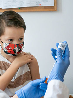 Le médecin se prépare à vacciner un enfant contre la Covid-19 | MACSF