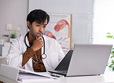 Un jeune médecin en téléconsultation devant son ordinateur - MACSF