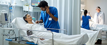 Une patiente est auscultée par un médecin en établissement de soins
