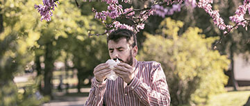 Homme souffrant d'une rhinite allergique |MACSF