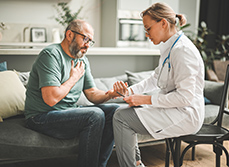 Une femme médecin consulte un patient à domicile - MACSF