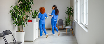 2 infirmières de dos dans le couloir d'un établissement de santé - MACSF