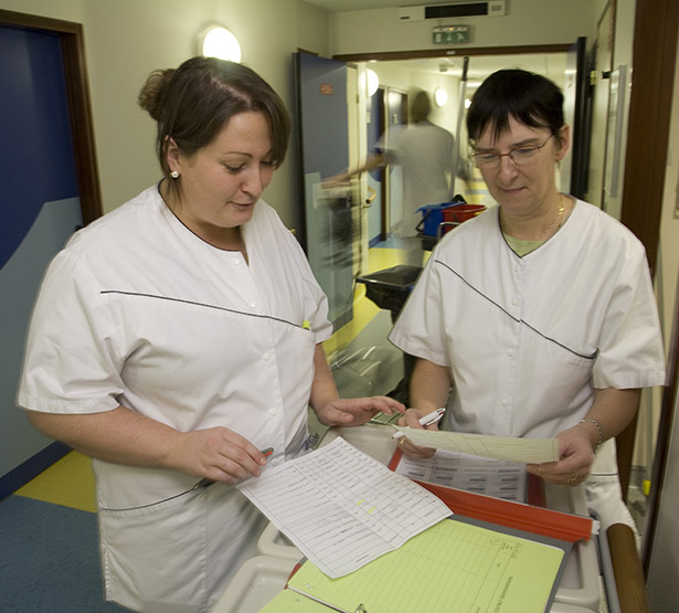 Deux agents hospitalier dans le couloir de l'hôpital - MACSF