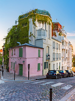 Immeubles ensoleillés dans une rue de Montmartre à Paris - MACSF