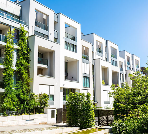 Un immeuble de copropriété aux murs blancs - MACSF