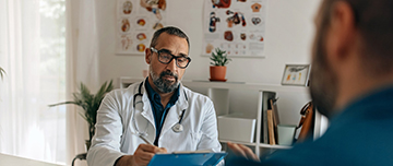 Un médecin en consultation avec un patient - MACSF