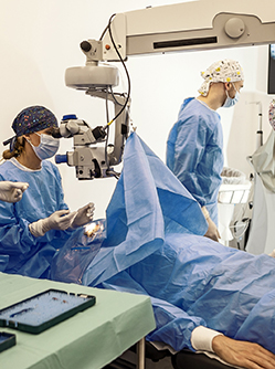 Une équipe de chirurgiens au bloc opératoire - MACSF