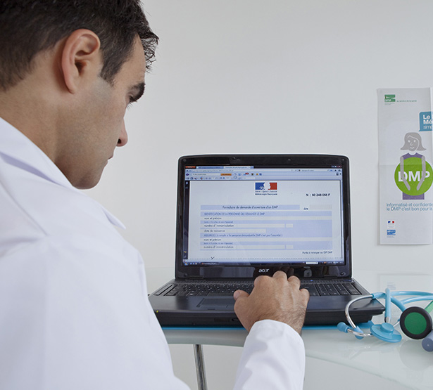 Un médecin complète le dossier médical partagé (DMP) d'un patient - MACSF