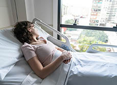 Une patiente dans un lit d'hôpital - MACSF